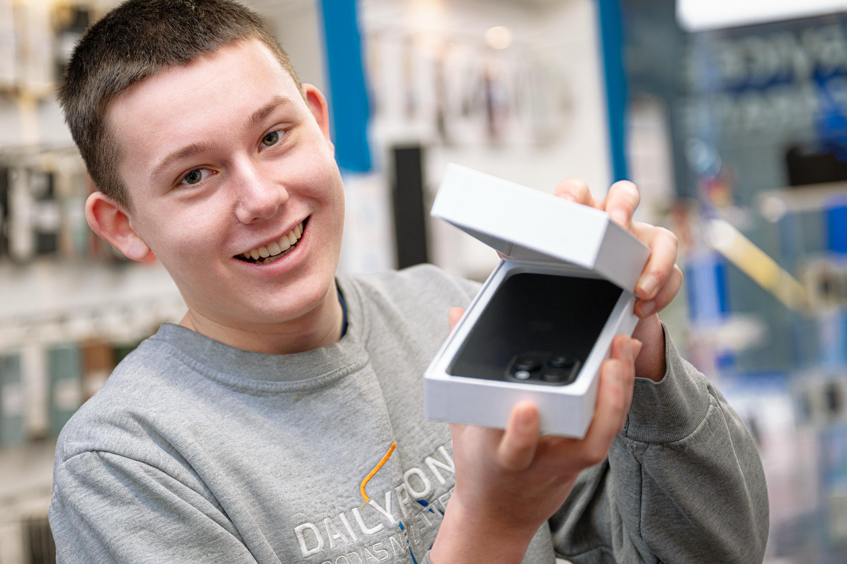 Samsung S25 reparatie Dokkum &mdash; Samsung scherm reparatie Dokkum medewerker toont gerepareerd Samsung toestel